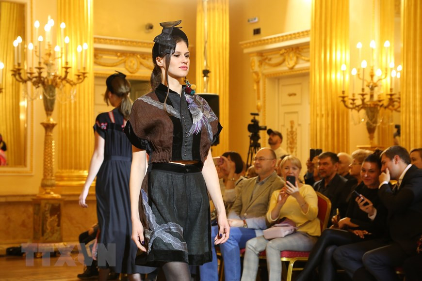 Démonstration de l'"ao dai" vietnamien au musée Tsarytsino à Moscou. Photo : Vera Mazhirina/VNA