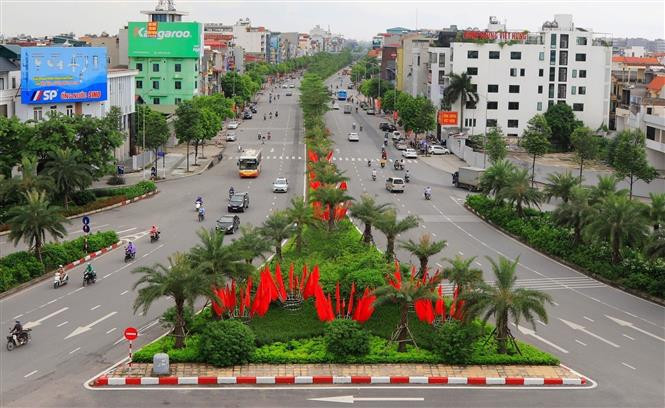 Les rues et les quartiers de la capitale sont décorés avec des drapeaux, des fleurs, des banderoles, des affiches... pour célébrer le 75e anniversaire de la Fête nationale de la République socialiste du Vietnam. Photo : VNA