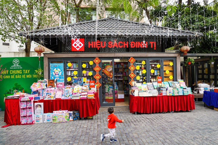  Les étals de la rue de livres sont brillamment décorés avec des couleurs printanières. Les livres sont magnifiquement présentés. Cette année, en raison du COVID-19, la cérémonie d’ouverture a été annulée pour répondre aux réglementations sur la garantie de la sécurité des gens et aux mesures préventives. La rue de livres, qui a vu le jour en mai 2017, devient une adresse fréquentée des lecteurs, grâce notamment à son large choix d’ouvrages et à ses activités de promotion de la lecture. La rue de livres a attiré un bon nombre de visiteurs, notamment à l'occasion du Têt traditionnel, des week-ends, des vacances ou d'autres occasions festives. Photo: Minh Son / Vietnam +