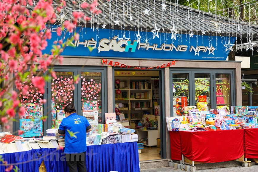 Avec de belles et impressionnantes images décoratives, audacieusement imprégnées de l'atmosphère traditionnelle du Têt traditionnelle de la nation, la rue de livres du Nouvel an lunaire du Buffle devient toujours un espace intellectuel, une destination culturelle préférée des habitants de la capitale et des visiteurs de Hanoï. La rue de livres de Hanoï a vu le jour en mai 2017. Ouverte au public normalement tous les jours, cette rue propose des ouvrages dans tous les domaines: littérature, médecine, économie, sciences, éducation,... Au milieu de la rue, un espace équipé de plantes vertes et de bancs permet aux visiteurs de se reposer, de discuter et de feuilleter les ouvrages qu’ils viennent d’acheter. Photo : Minh Son/Vietnam+
