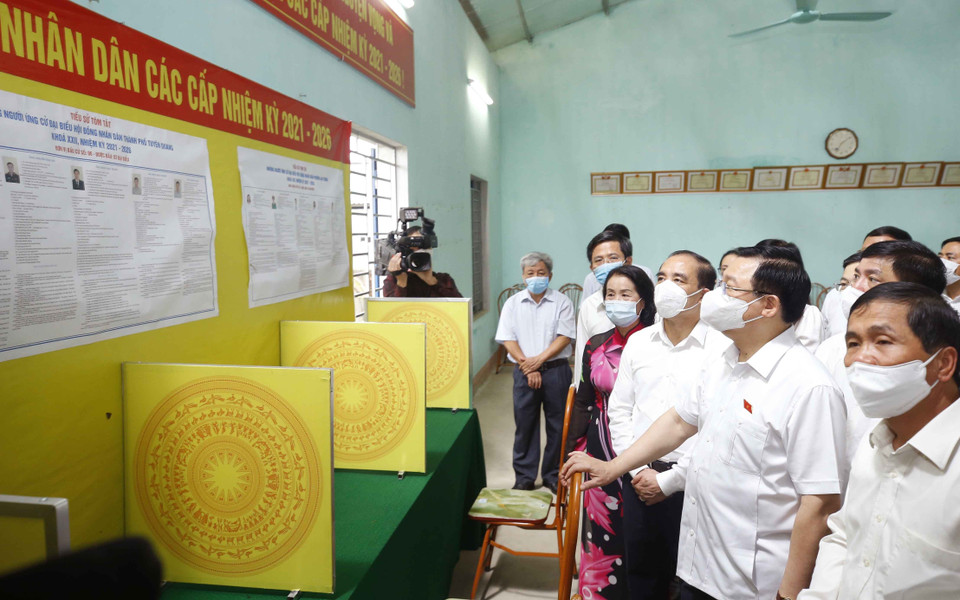Le président de l'Assemblée nationale Vuong Dinh Hue se rend à la circonscription No2, quartier d'An Tuong, ville de Tuyen Quang. Photo: Doan Tan 