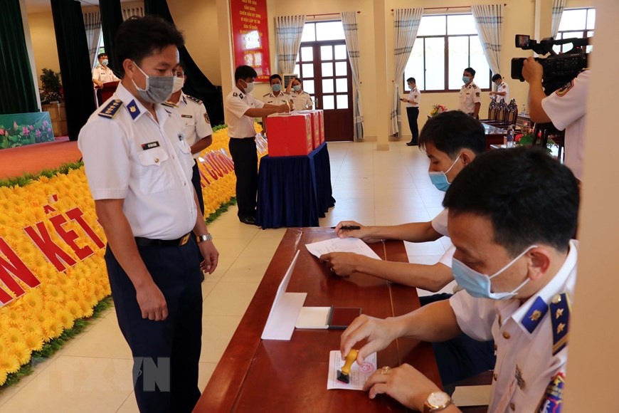 Un cachet pour confirmer le vote. Photo : VNA 