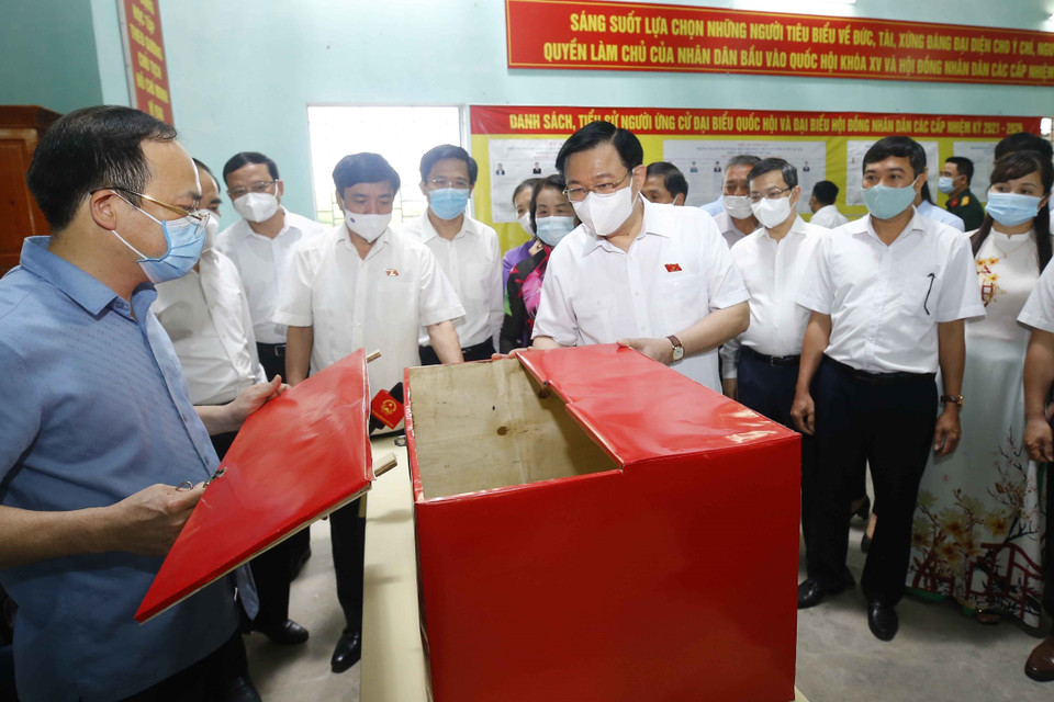 Le président de l'Assemblée nationale Vuong Dinh Hue inspecte les préparatifs des élections dans une circonscription de la ville de Tuyen Quang. Photo : VNA 
