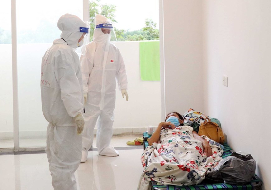 Des médecins de l'Hôpital de campagne No3 dans la ville de Thu Duc à Ho Chi Minh-Ville au chevet d'une patiente. Photo : VNA