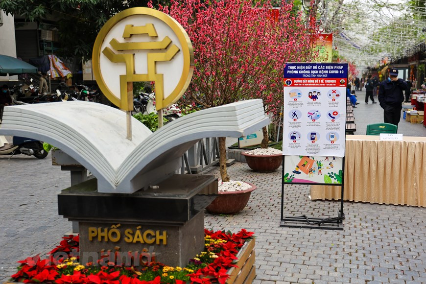 La rue de livres se trouve au centre-ville de la capitale Hanoï, qui relie les rues Hai Ba Trung et Ly Thuong Kiet. Les responsables de la ville ont demandé aux organes concernés de diffuser des informations fiables sur le lieu, de contrôler l`origine et le contenu des livres mis en vente et d'inviter éditeurs et librairies à y installer des stands. Cette année, en raison du coronavirus, le comité d'organisation met également sérieusement en œuvre des mesures de prévention et de contrôle de l’épidémie et recommande que les gens portent toujours des masques, vaporisent régulièrement du désinfectant et gardent les distances. Photo : Minh Son/Vietnam+