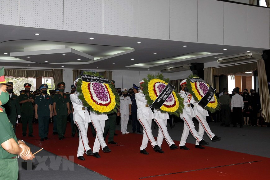 La délégation du ministère de la Défense rend hommage à M. Trong. Photo : VNA