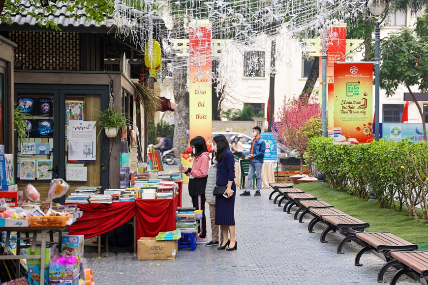  Se promener dans la rue, voir des livres et acheter ce que l'on aime constituent des expériences intéressantes et amusantes. Au milieu de la rue de livres, un espace équipé de plantes vertes et de bancs permet aux visiteurs de se promener, se reposer, de discuter et de feuilleter les ouvrages qu’ils viennent d’acheter. C’est là aussi où sont organisés des échanges avec des auteurs, ainsi que divers programmes culturels et artistiques.Une connexion wifi gratuite est disponible dans tout le périmètre. Pour préserver le calme des lieux, la circulation est interdite. Deux kiosques d’information sont installés aux deux extrémités de la rue. Photo: Minh Son/ Vietnam +