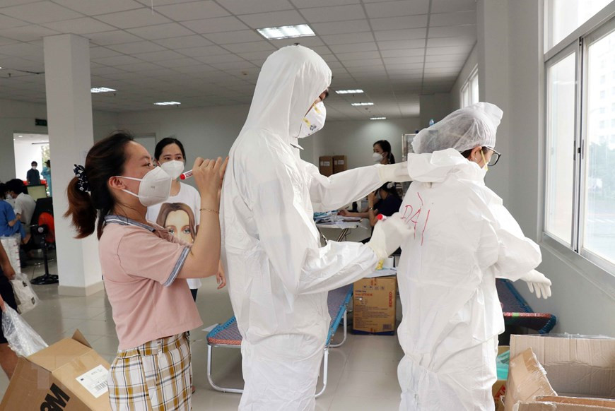 Les médecins doivent inscrire leur nom sur les combinaisons de protection pour être reconnus. Photo: VNA 