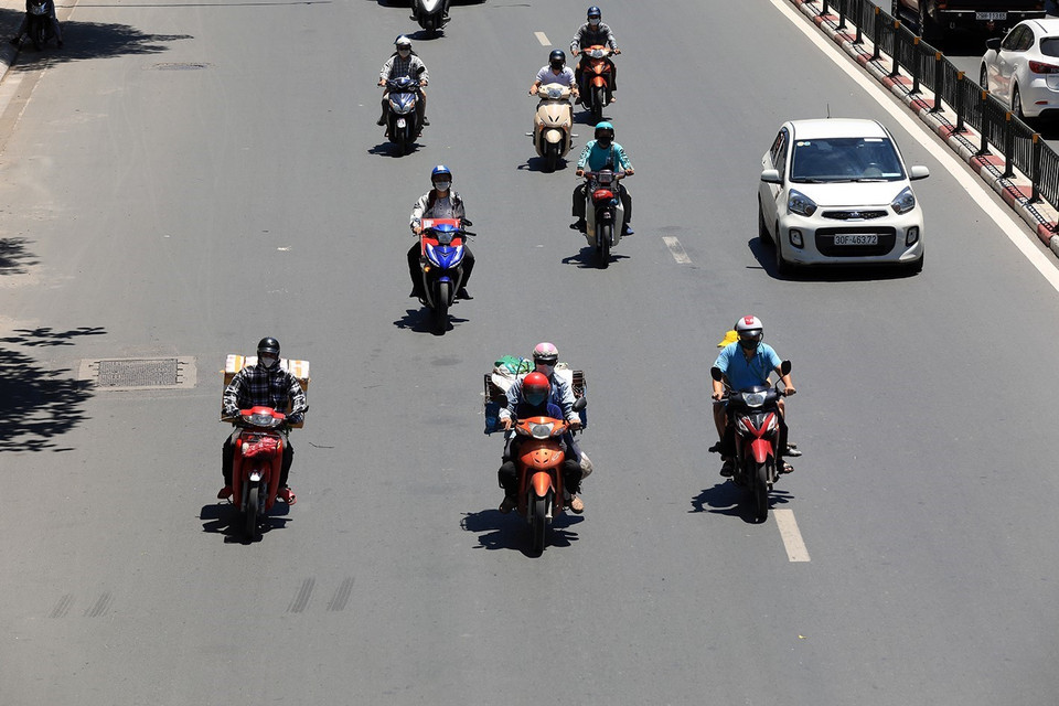  La canicule affecte grandement la vie de la population. Photo : VNA