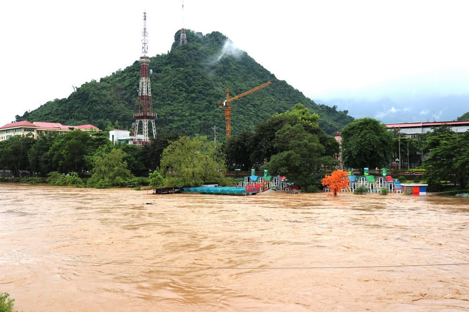  A Ha Giang, les pluies torrentielles et l’ouverture des vannes des barrages des centrales électriques de la rivière Lo ont provoqué des inondations.