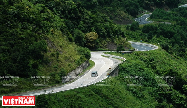Route au flanc de la montagne.