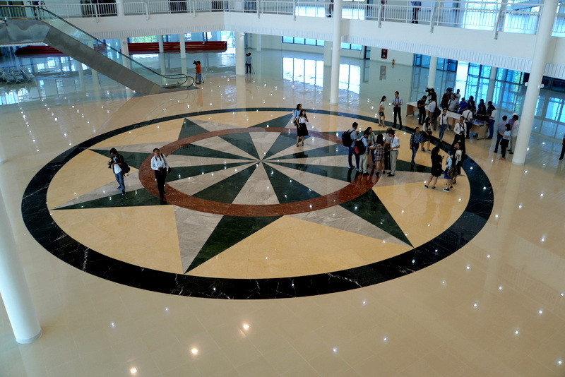  Le Centre de presse se compose de trois étages avec une superficie totale de 13.419 m², qui comprend une salle de réception, une salle de sécurité, une salle médicale, une salle de jeux, une salle polyvalente, une grande salle de conférences, un room service ...