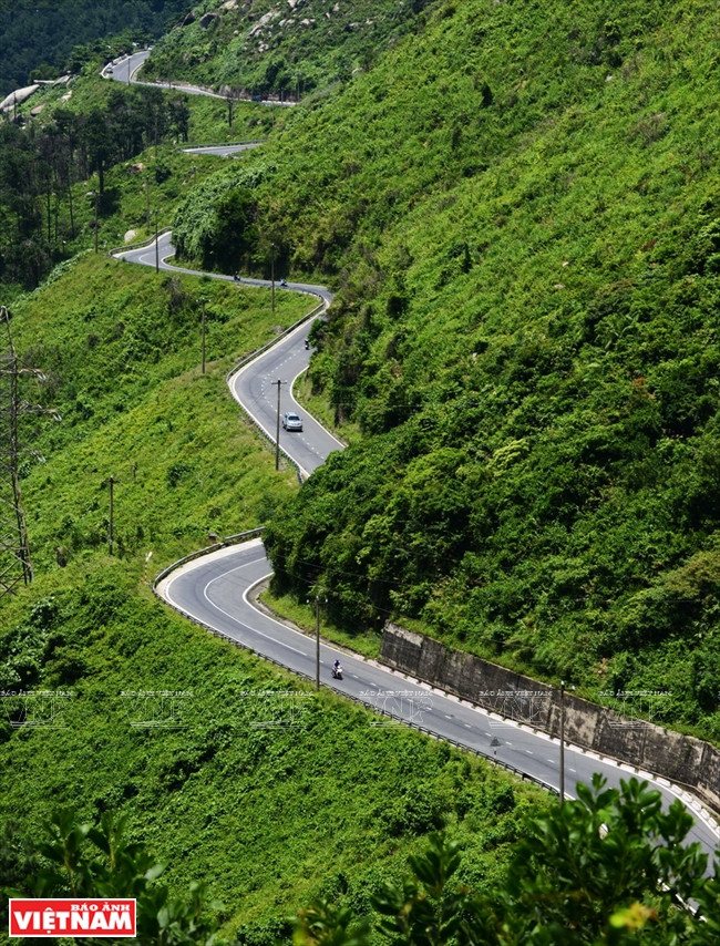 Les virages apparaissent sur les pentes de la montagne.