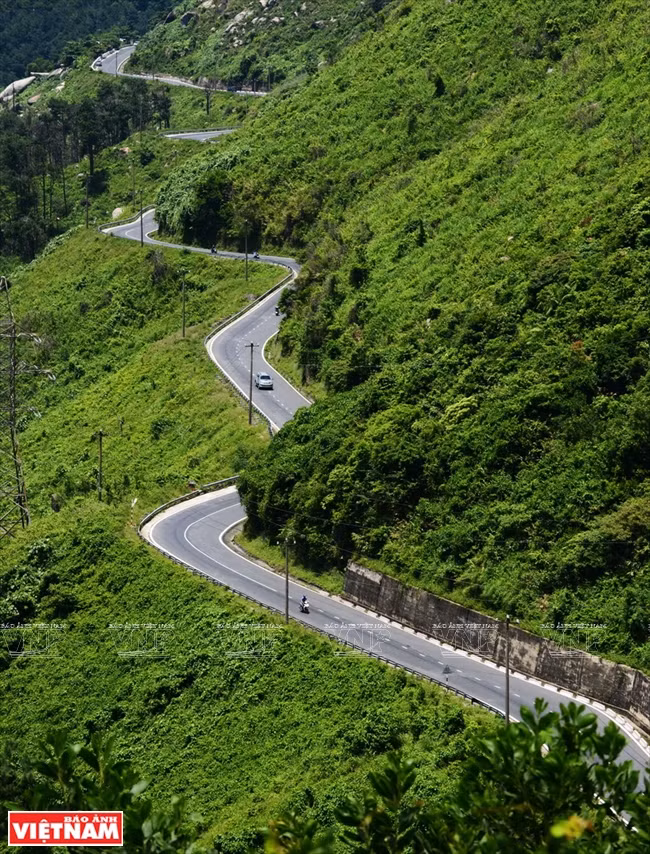 Les virages apparaissent sur les pentes de la montagne.