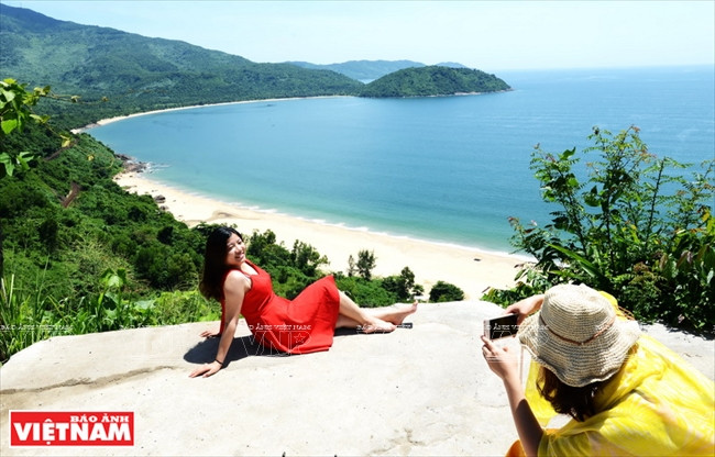 Des touristes chinois séduits par le panorama au Col des Nuages. 