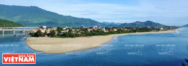 La merveilleuse plage de Lang Cô de Huê se trouve au pied du Col des Nuages.