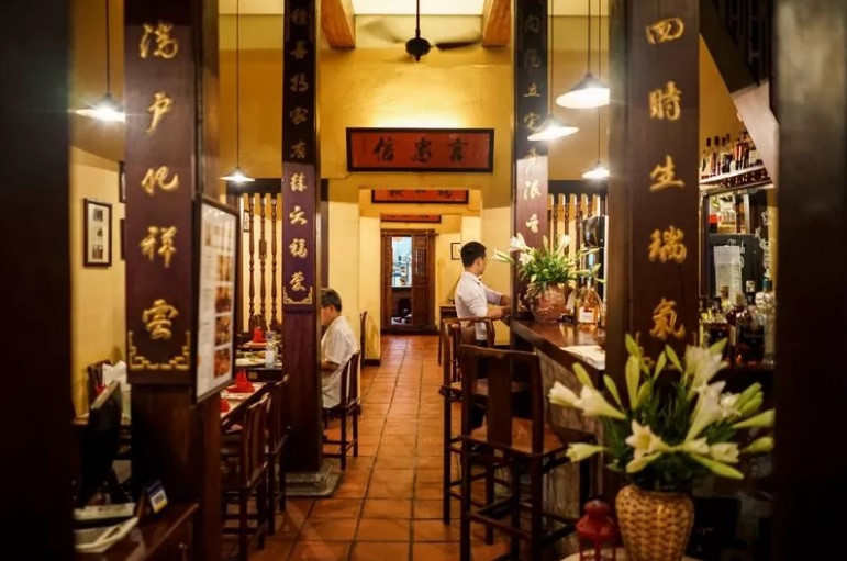 Dîner à 20 heures 30 sur le trottoir ou au restaurant, situé dans une villa près de la cathédrale Saint-Joseph, du chef français Didier Corlou, qui allie cuisines française et vietnamienne. 