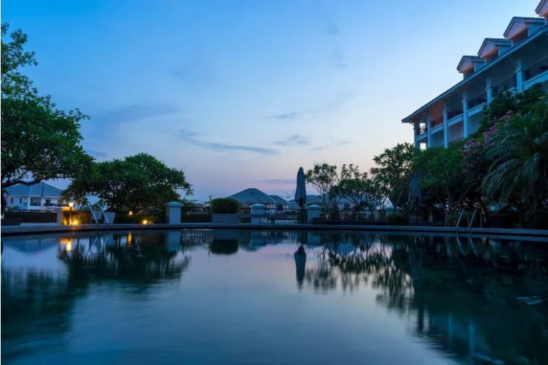 Baignade dans une piscine de l’hôtel sur le lac de l'Ouest lors d'une journée chaude.