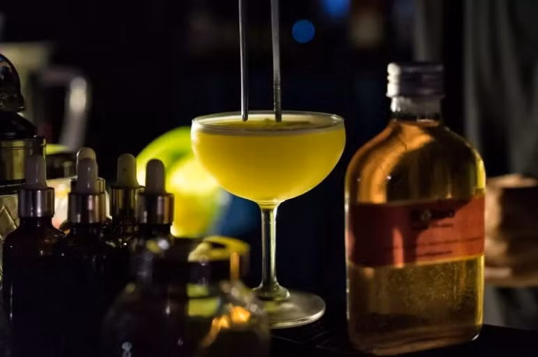 A 21 heures 30 dans un bar à cocktails au bord du lac Truc Bach.