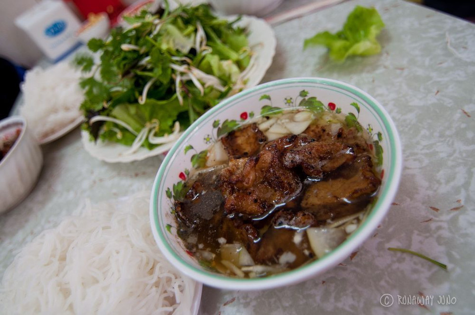 ...ou du bun cha (vermicelles de riz au porc grillé). 