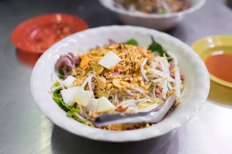 Découverte à 15 heures 30 du bun bo Nam Bô (vermicelles de riz au bœuf)...