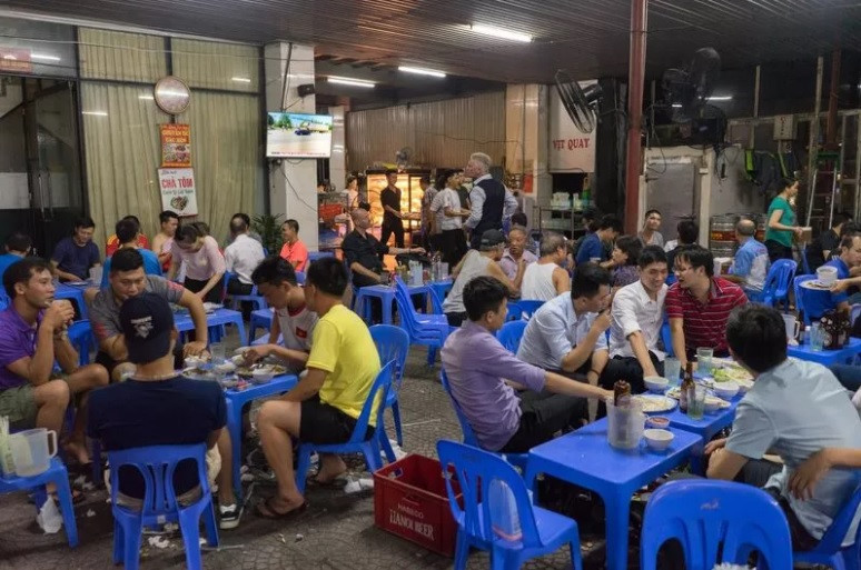 Bière à 17 heures au bord du lac de l'Ouest. 