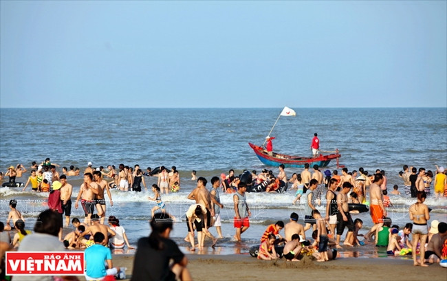 Des navires de sauvetage surveillent la mer pour assurer la sécurité aux vacanciers. 