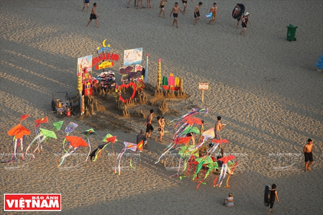 Les touristes peuvent poser devant d’incroyables sculptures de sable pour une photo souvenir. 