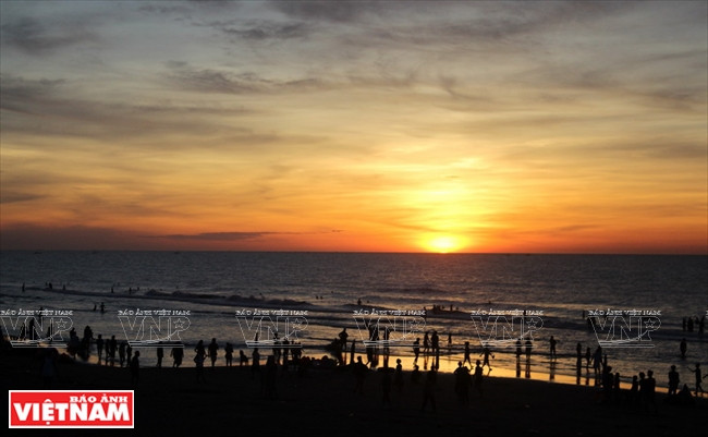 Aube sur la plage de Sâm Son. 
