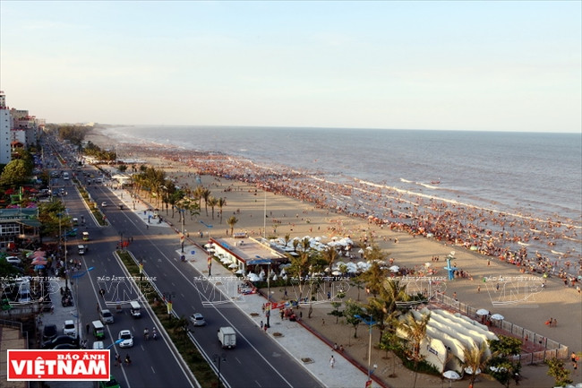 L’avenue Hô Xuân Huong longeant la plage de Sâm Son a été élargie. 