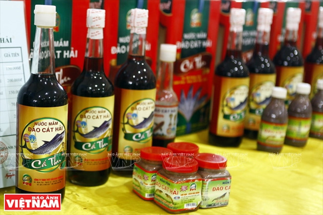 Nuoc mam (saumure de poisson) de Cat Hai (Hai Phong).