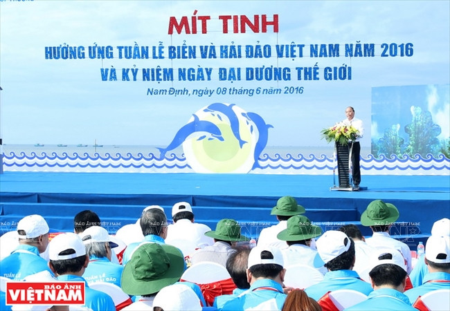 Le Premier ministre Nguyên Xuân Phuc assiste à un meeting le 8 juin dans la zone touristique Long Thinh, district de Hai Hâu, province septentrionale de Nam Dinh, en écho à la 8e Semaine de la Mer et des Îles du Vietnam et à la Journée mondiale de l'océan 2016. 