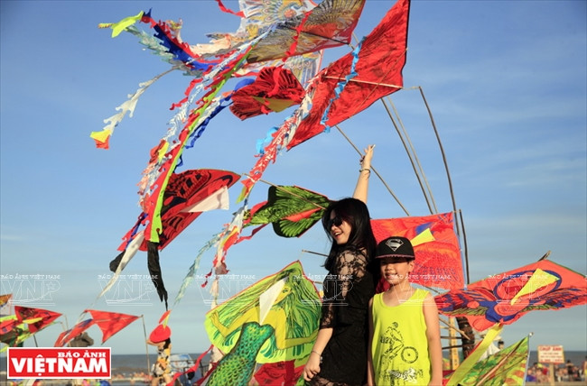Des cerfs-volants s’envolent l’après-midi au-dessus de la plage de Sâm Son. 