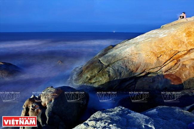 La plage de Sâm Son calme au coucher du soleil. 