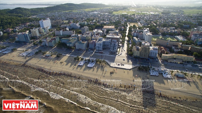 La plage B du site balnéaire de Sam Son vue d'une flycam. 