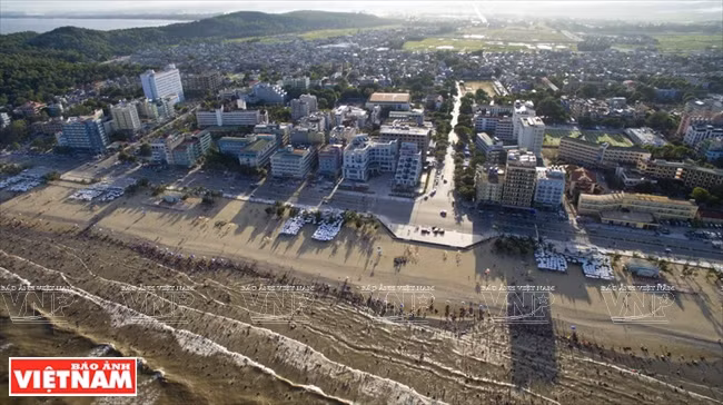 La plage B du site balnéaire de Sam Son vue d'une flycam. 