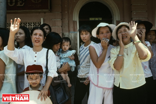  Une famille fait ses adieux à la gare.