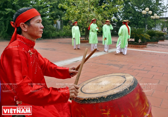  L'artiste frappe souvent le tambour lors des répétitions et des représentations.