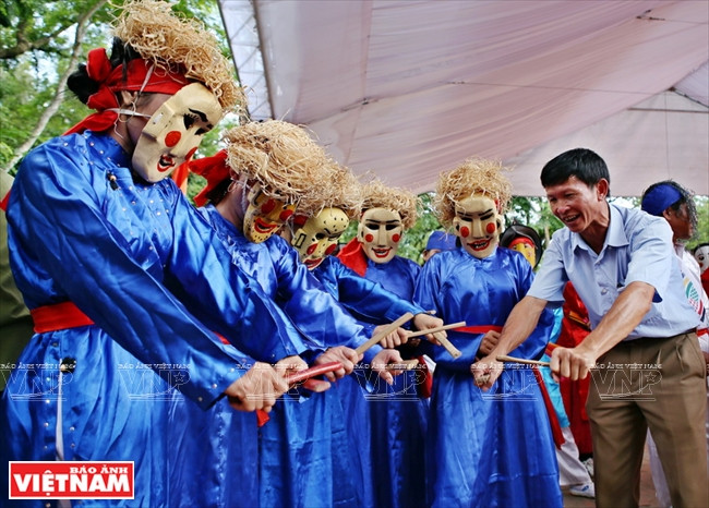  L'artiste et la troupe locale répètent avant de se produire sur scène lors du festival Lam Kinh 2018.