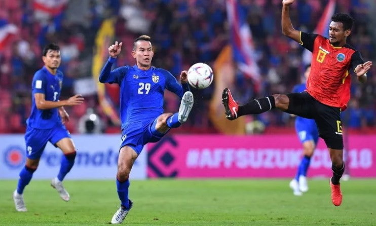 Le milieu de terrain Sanrawat Dechmitr (Thaïlande).