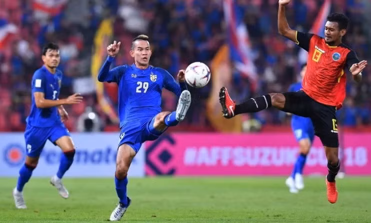 Le milieu de terrain Sanrawat Dechmitr (Thaïlande). 