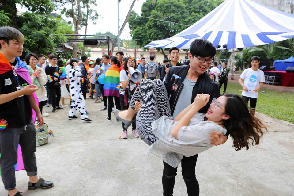  Des jeunes s'amusent durant le festival.