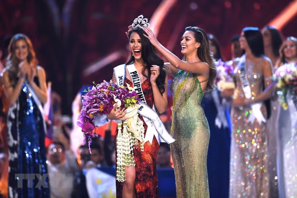  La Philippine Catriona Gray, 24 ans, a été couronnée Miss Univers 2018, lors de la finale de ce concours de beauté, tenue le matin du 17 décembre à Bangkok, en Thaïlande. 