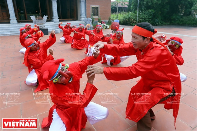  Dans le spectacle, les danseurs portent des masques et un maquillage.