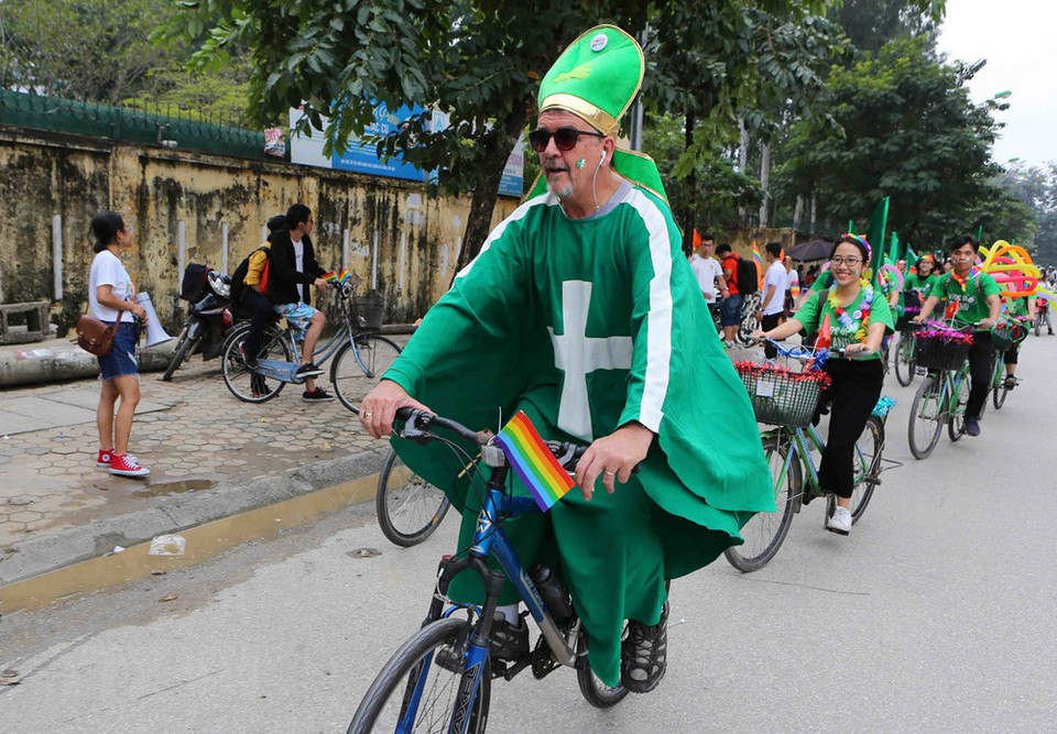 Les visiteurs étrangers participent au défilé de cyclistes Hanoi Pride 2018.