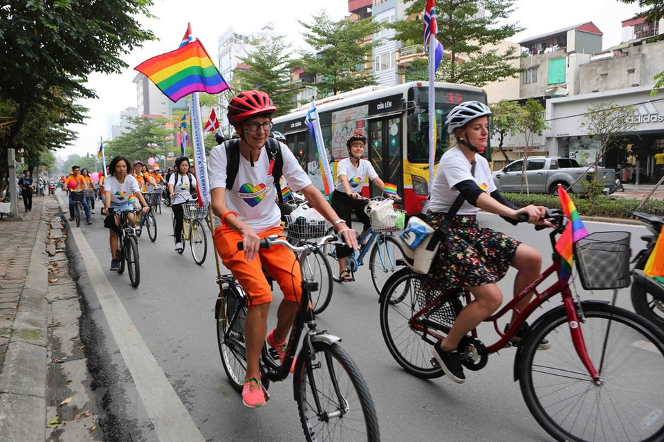  Les visiteurs étrangers participent au défilé de cyclistes Hanoi Pride 2018.