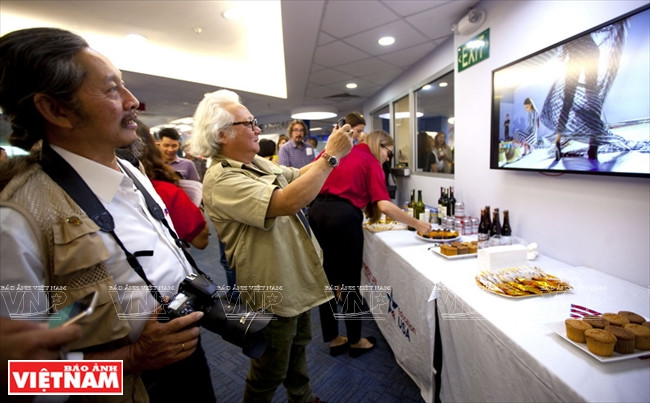  Des visiteurs à l’exposition de photos de Catherine Karnow.