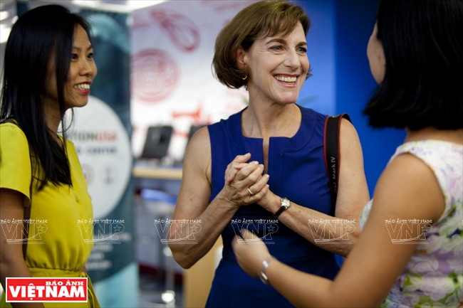  Catherine Karnow est née à Hongkong dans une famille d’intellectuels.