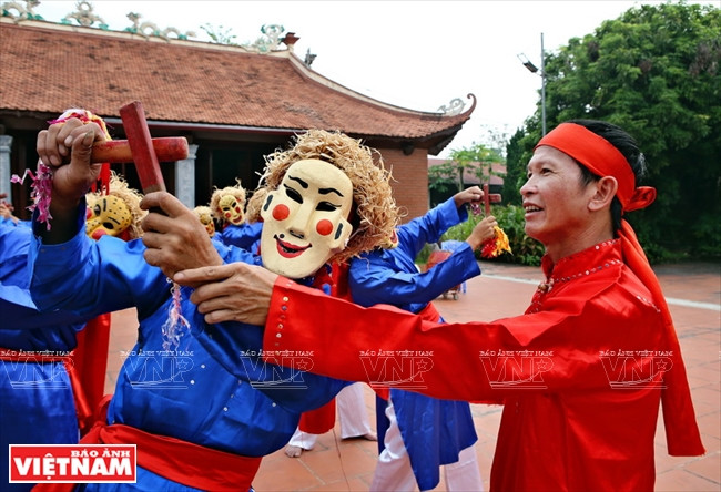  La danse se tient les 10e et 12e jour du 2e mois lunaire dans le village de Xuan Pha. 