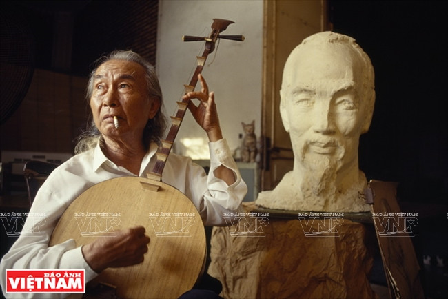  Un sculpteur et sa statue du président Ho Chi Minh, photo prise en 1990.